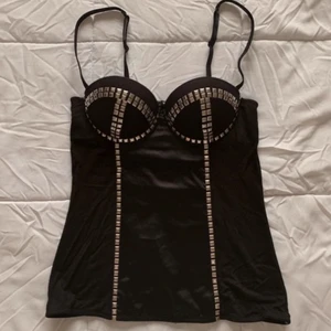y2k korsett topp - har inte möjlighet att visa bild med toppen på eftersom den är för liten för mig 🌸 storlek: XS-S. A eller B kupa. 🖤 justerbara band. 🖤 möts upp i stockholm eller fraktar. 🖤