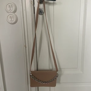 Lång axelväska  - Säljer denna jätte fina oanvända väskan från pull and bear. (Tryck inte på köp direkt) 