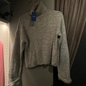 Stickad tröja  - Helt oanvänd stickad tröja från Sellpy. Kan skicka fler bilder vid intresse😊