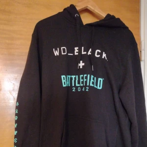 WD_Black Battlefield 2024 Hoodie - WD_Black Battlefield 2024 Hoodie fick den av en person som jobbar på EA och den verkar vara limited edition vad jag ser aka ser inte att den säljs någon stans  Säljs pga jag är inte ett fan av battlefield