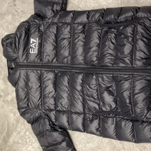 EA7 jacka  - Jag säljer en av mina favorit jackor för 700kr i storlek xs. Har använt den några gånger och ser fortfarande helt ny ut. Denna jacka kan både tjejer och killar använda och är perfekt för en regnig dag skriv till mig om någon är intresserad 😊 frakt 50kr!