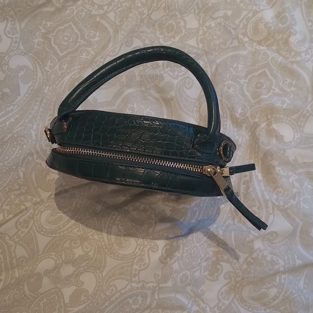 Här är en fin väska från ginatricot i färgen mörkgrön. Är i bra skick, inte mycket använd, skriv vid intresse❣️. Väskor.