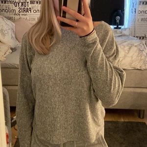 Stickad tröja   - En jättemysig stickad tröja🤍 Storlek Xs 