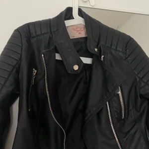 Skinnjacka - Säljer min fina skinnjacka från chiquelle. Använd endast 1 gång. I jättebra skick! Köpte för 799