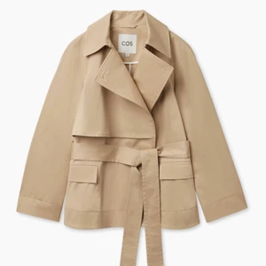 SÖKER - SÖKER. Denna jacka från COS i stl 32 eller 34. En liknande jacka funkar också. Hör av dig! Betalar bra