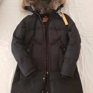 Parajumper Jacka - Andvänd endast 1 år , Köpt för 10000 på Johnells . Priset kan diskuteras 