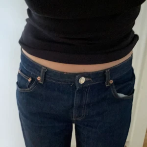 Lågmidjade Jeans ifrån pull and bear  - Säljer dessa as snygga jeans! De har olik passform beroende på vilken storlek man har, jag har strl 38 och de sitter oversized på mig. 