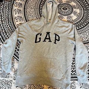 GAP hoodie - Snygg grå GAP hoodie i storlek L men passar även M. Skick 9/10