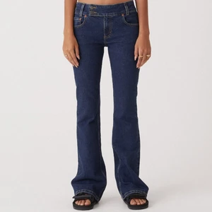 Motel Rocks Low Bootcut jeans - Helt nya lågmidjade bootcut jeans i storlek S (L33). Motsvarar storlek 36. Innerbenet: 82,5 cm  Midjemåttet: 82 cm (39 cm tvärs mätt tvärs över).  Tveka inte på att höra av dig vid frågor/intresse <3