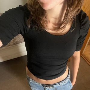 Body med veckade axlar  - en jättefin body med veckade armar som ger snygg figur. har inte använt den som en body utan vikt in de delarna innanför tröjan.  säljer då den är lite för liten för mig.   tveka inte på att höra av dig om du är intresserad:)