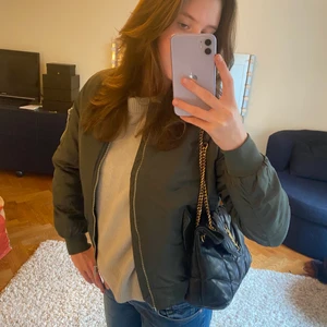 Bomberjacka grön - Säljer denna bomberjacka från Etirel i strl 36! Använd en gång, helt i nyskick. Ord. Pris 699kr💕