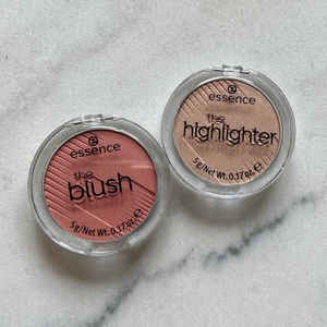 Blush och highlighter - Blush och highlighter från Essence. Helt nya i obruten förpackning. Säljer båda för 30kr eller 20kr/styck.