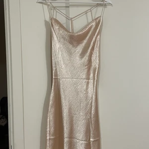 Klänning  - Super fin klänning! Använd en gång!💕små skador men syns inte!!