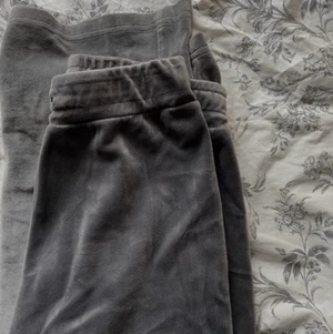 Gina mjukis  - Såå fina och sköna Gina mjukisbyxor i storlek XS! Snöret fattas men annars i super fint skick💓 Hoppas nu att dessa kan komma till någon annan som behöver dom mer en mig!  Hör av dig om du är interiserad!🙏🏼💞💕 !!INKLUSIVE FRAKT +39!!!!!