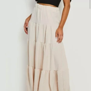 BOOHOO, Helt ny maxikjol i strl 36  - Helt ny maxi kjol med lappen kvar! Storlek 36 men passar som en storlek 34! 💐  Inköpt i sommar, Säljer då den är lite för lång på mig, jag är 155cm. 💐  Vid fler bilder får ni gärna kontakta mig💐  ‼️OBS!! I priset ingår inte frakten‼️