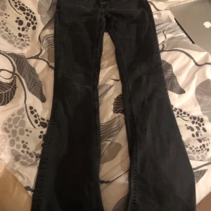 Svarta utsvängda jeans - Har man frågor elr vill ha fler bilder så äre ba att skriva privat:) står ej för frakt