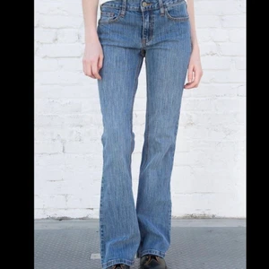 Brandy brielle 90s jeans - Säljer mina fina brandy jeans som tyvärr har blivit för små för mig :( ❤️ bra skick , storlek s och har midjemått: 76cm och innebenslängd: 84 cm. Bilder tagna från pinterest och brandys hemsida men kom privat för egna bilder. ‼️tryck inte på köp nu‼️
