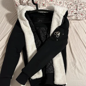 Moose knuckles hoodie - Varm o skön hoodie, nästan som en jacka i skick 9/10