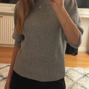 Stickad tröja  - Super fin och mysig stickad tröja med lite piffigare och kortare armar i ljusgrå!! Aldrig använd typ då jag glömt bort att jag haft den bara!💋 