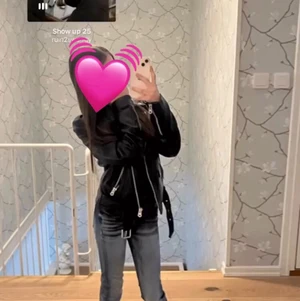 Äkta skinnjacka - Säljer min jätte fina skinnjacka som jag nyss köpt. Nästan helt oanvänd (använts bara en gång). Köptes för 2500kr säljer nu för 600kr. Äkta skinn, strl xs. Skriv för frågor💓💓