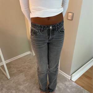 Mina absolut favorit jeans som jag tyvärr måste sälja för att de blivit lite för små i midjan, bra skick men lite slitage längst ner på byxorna. Bara att skriva om en bild på det önskas!!💓💓 Kan även tänka mig att byta mot en större storlek💕 Bud på: 450