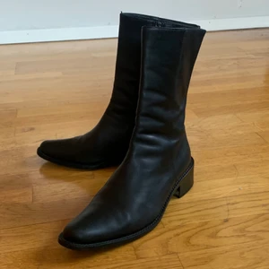 Boots i strl 36 - Superfina avskalade boots i skinn, strl 36. I gott använt skick! Passar till både vardag och fest :))