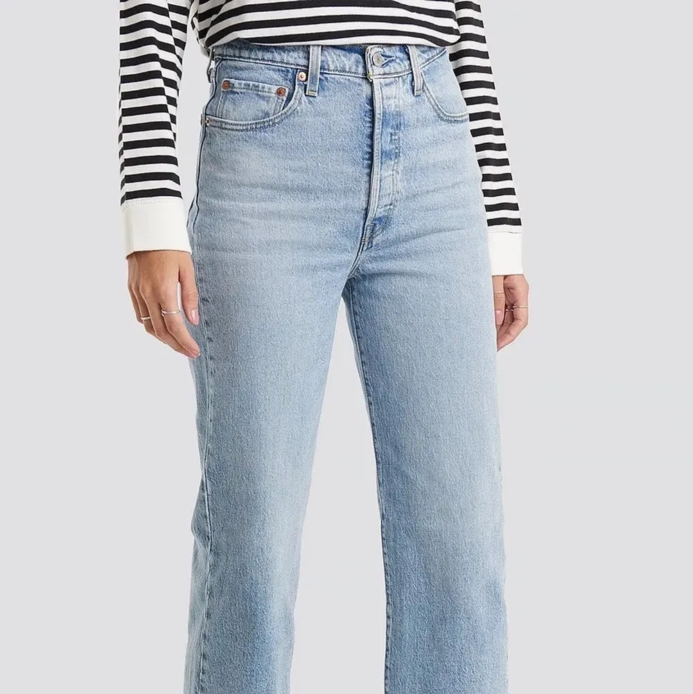 Levis jeans i modell ribcage straight, älskar dessa byxor men de har tyvärr blivit försmå för mig. De är väldigt sköna och är hållbara, slits inte ut alls mycket trots stor användning och är därför väldigt prisvärda! OBS bilderna är tagna från NAKD. Jeans & Byxor.