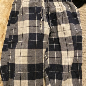 Pyjamas byxor i storlek S - Säljer dom för att byxorna är lite för korta för mig. Fick dom i julas men dom är inte använda så mycket! Skriv privat för frågor!!☺️  Dom är små i storlek så borde funka för Xs 