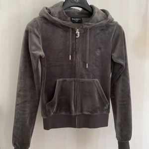 Juicy Couture hoodie - Säljer denna trendiga juicy couture hoodien i färgen top hat. Den är för liten  för mig därav oanvänd och i nyskick. Nypris 1200 kr💕köpare står för frakt!