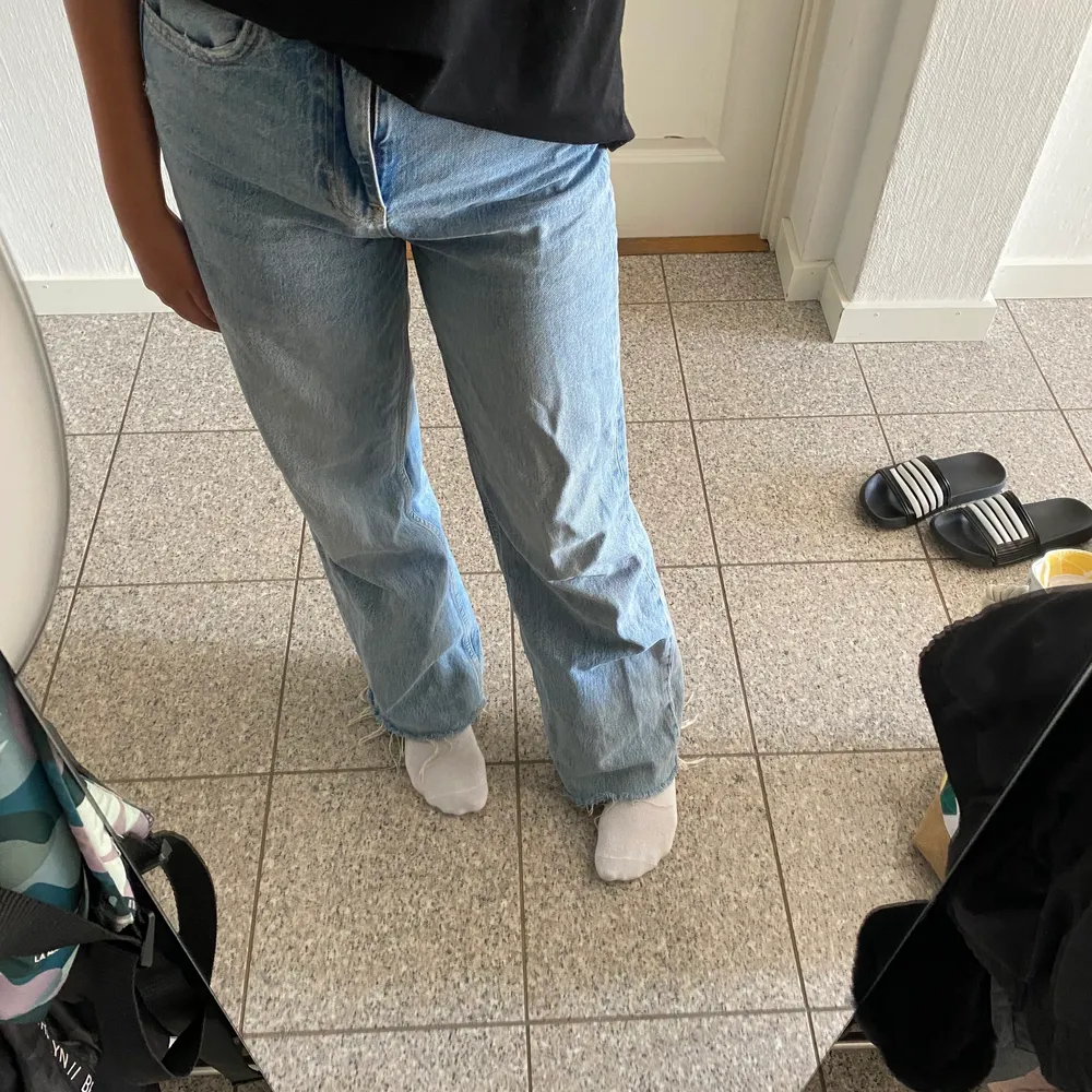 Säljer mina jeans från Gina! Väldigt sköna jeans som går att använda ofta. Säljer då de inte kommer till användning längre! Skriv privat för fler bilder och info.💗. Jeans & Byxor.