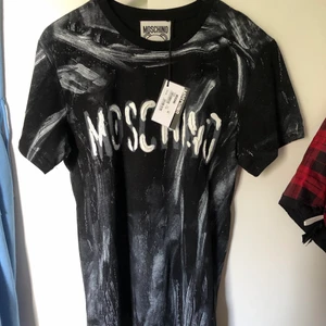 Helt ny Moschino tröja!🖤 - Unik moschino t-shirt säljes helt ny med prislappar på. Storlek M 