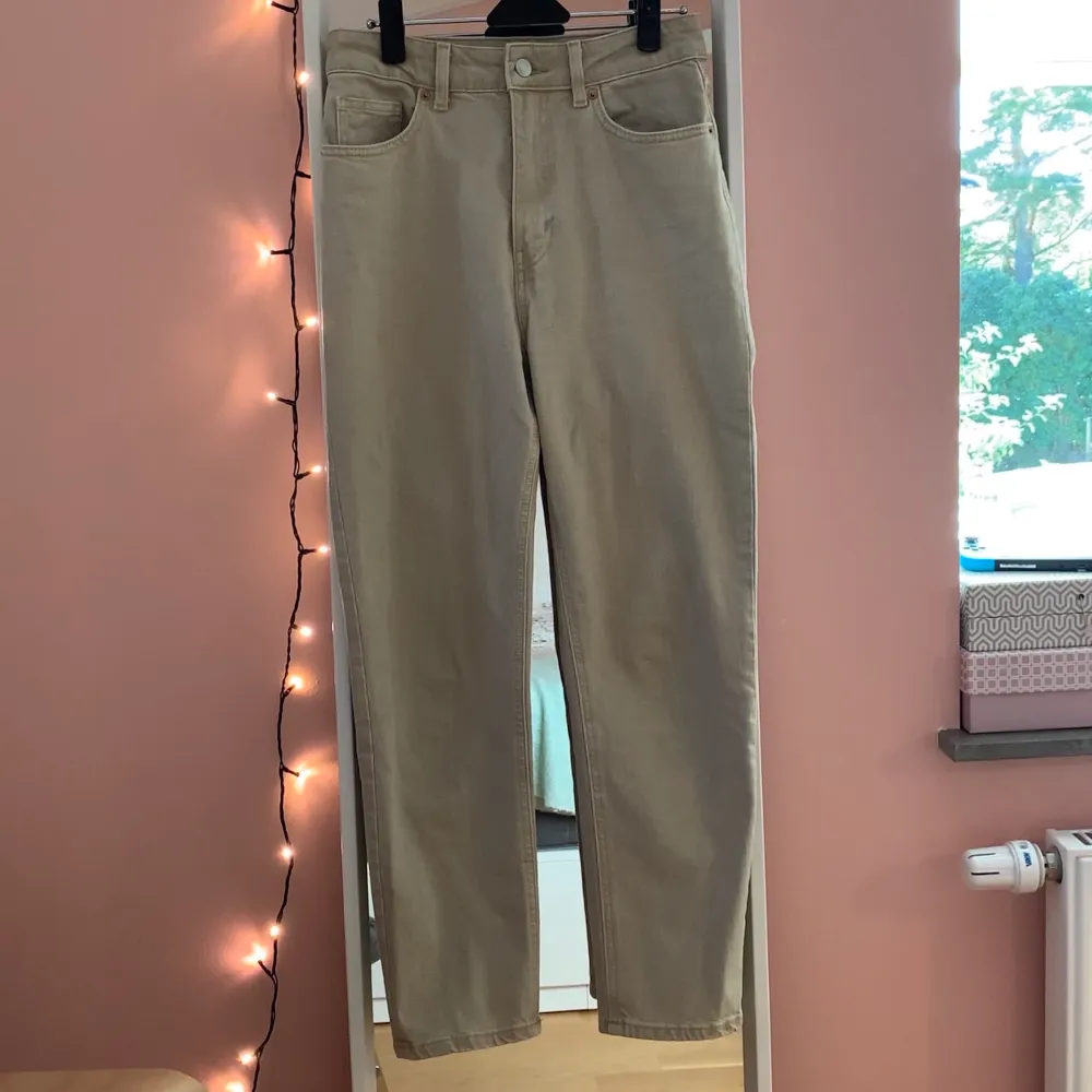 Ett par i princip oanvända jeans från HM i beige färg 💗 Ankle length och mid rise, storlek 36✨ Passar bra på mig som är 162! Frakt ingår inte i priset men kan diskuteras 💗. Jeans & Byxor.