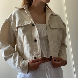 Beige jeans jacka - Köparen står för frakten. Priset kan sänkas vid snabbt köp. Hör av dig vid frågor🤗