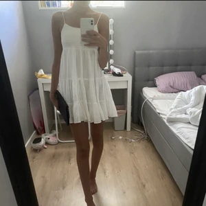 Zara klänning - Säljer pga inte använder den längre nypris 399. Säljer för 250 + frakt eller möts i Sthlm⭐️⭐️ strl s men passar ca-m beroende på hur man vill att den ska sitta💓