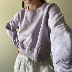 Lila sweatshirt  - Köparen står för frakten. Priset kan sänkas vid snabbt köp. Hör av dig vid frågor🤗