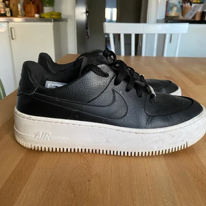 Nike Air Force 1 Sage Low  - Säljer dessa skitsnygga skor som tyvärr blivit för små för mig💓 köparen står för frakt!