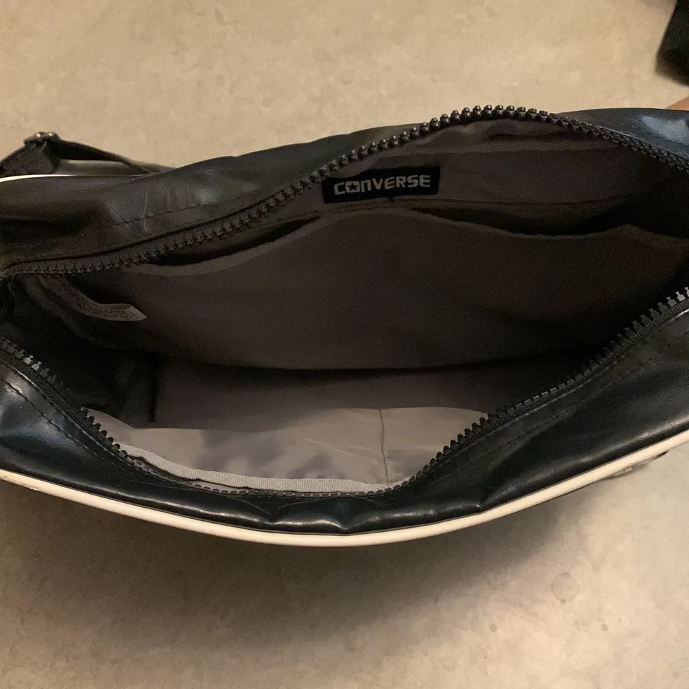 Converse väska köpt second hand, lite sliten men funkar utan problem :) Mycket utrymme, perfekt för att ha dator i.. Väskor.