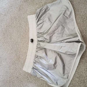 Silvriga Shorts - Silvriga prassel shorts. Lite höga i modellen, sitter riktigt snyggt på. Kan tyvärr ej visa då jag är höggravid 😂