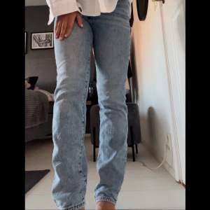Mom jeans i denim från H&m. Inga defekter Skickas inrikes med postnords skicka lätt.