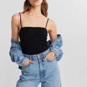 Svart linne - Säljer detta basic men snygga linne från Gina, då det inte längre kommer till användning. Använd ca. 5 gånger. (Nypris 99kr) Kom privat för fler bilder🫶🏼