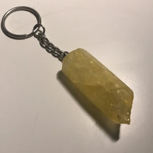 Citrin? - Jag tror det är en citrin men är inte säker! En kristall nyckelring