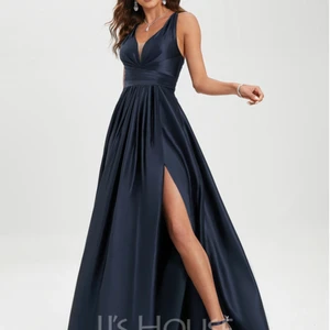 Balklänning - Säljer min helt nya balklänning i satäng.  Har använt den endast en gång på en bal. Beställd från JJshouse. Storlek 38, väldigt bra kvalite o fint tyg. Sista bilden är färgen klänning är. Skriv för egna bilder.