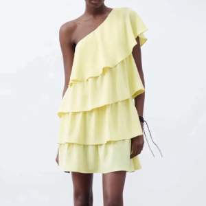 Intressekoll på min fantastiska slutsålda gula klänning från Zara! Stl S och endast använd en gång! Buda i meddelande🫶🏻⭐️