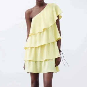 Zara klänning - Intressekoll på min fantastiska slutsålda gula klänning från Zara! Stl S och endast använd en gång! Buda i meddelande🫶🏻⭐️