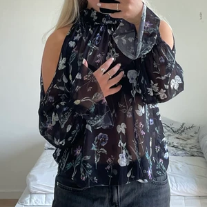 Blommig topp  - Så fin med ett svart linne under, köparen står för frakten på 49kr🤍från ginatricot 