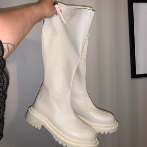 Stövlar - Beiga stövlar i storlek 37  