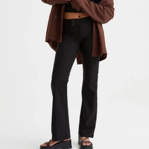 Lågmidjade Kostymbyxor  - Säljer dessa kostymbyxor från h&m i storlek M. Byxorna är slutsålda på hemsidan och är i helt nytt skick (endast provade, aldrig använda). Säljer eftersom de inte passade som önskat. Möts upp i Stockholm eller fraktar (köpare står för kostnad)💓