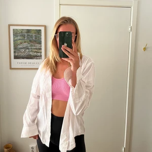 Rosa randig skjorta - Herr modell so är en lite oversized modell. Jag är en S/M så skulle säga att skjortan är en M/L med en rak stor modell. Är skrynklig då jag inte har strykt den.