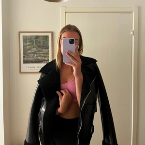 Svart aviatorjacket - Svart jacka från aviator, utan bälte. Sitter jättesnyggt på och är lite oversized. Strl S/M. Fake läder. 