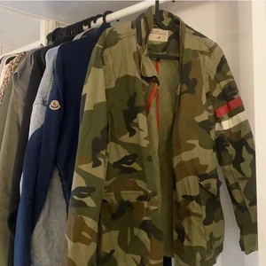 Grön jacka  - Så Fin grön jacka med text på baksidan. Säljer för 200 plus frakt 💚 storlek M 